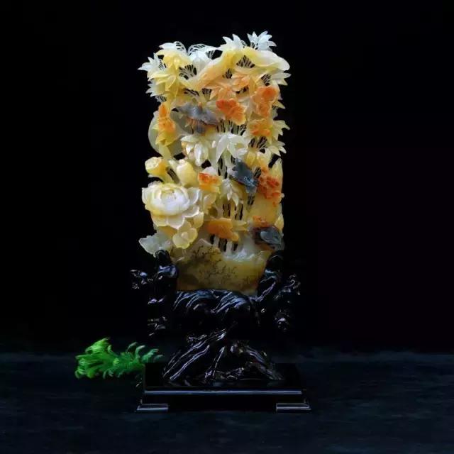 把玩在手心上的国色,黄龙玉的玩赏。爱不释手的玉兰!