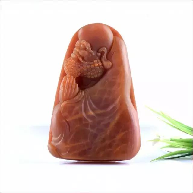 把玩在手心上的国色,黄龙玉的玩赏。爱不释手的玉兰!