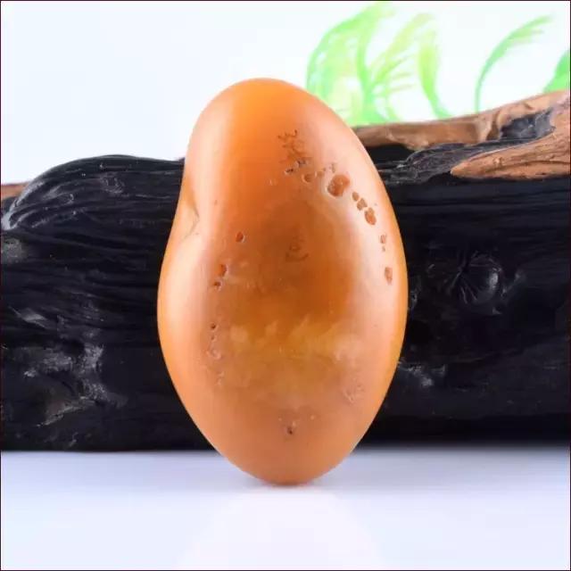 把玩在手心上的国色,黄龙玉的玩赏。爱不释手的玉兰!