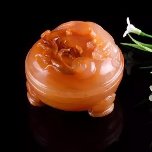 把玩在手心上的国色,黄龙玉的玩赏。爱不释手的玉兰!