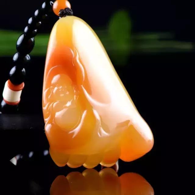 把玩在手心上的国色,黄龙玉的玩赏。爱不释手的玉兰!