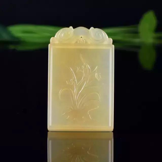 把玩在手心上的国色,黄龙玉的玩赏。爱不释手的玉兰!