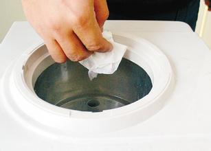 饮水机吸水管有绿色东西清洗妙招,新买的饮水机桶怎么清洗才能干净