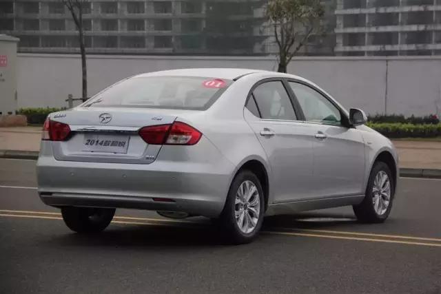 作为家用车6万不到买款*级A**轿车颜值与销量都很不错的只有它