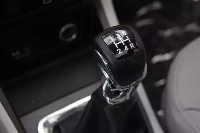 作为家用车6万不到买款*级A**轿车颜值与销量都很不错的只有它