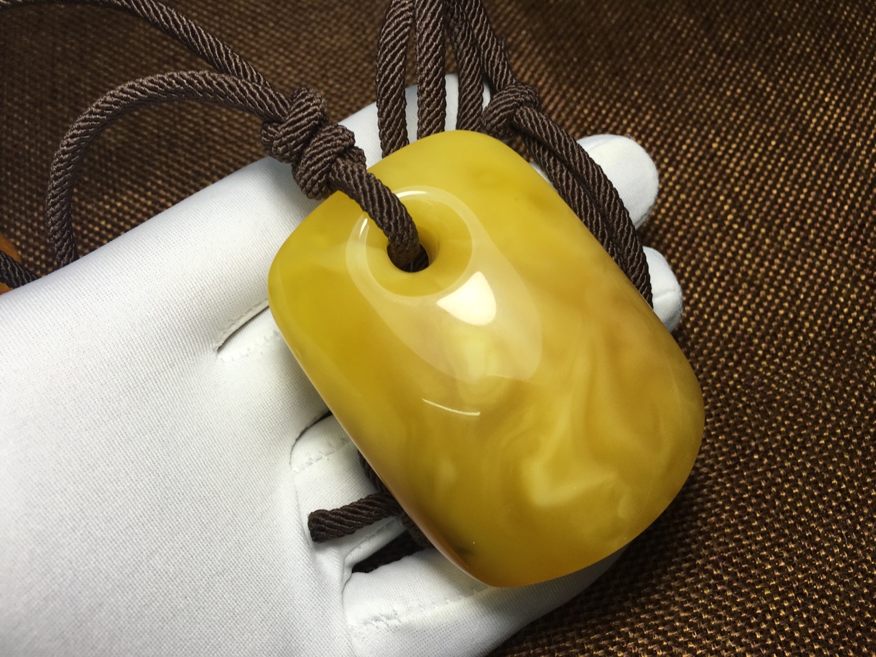 顶级老鸡油黄蜜蜡,真正的鸡油黄蜜蜡