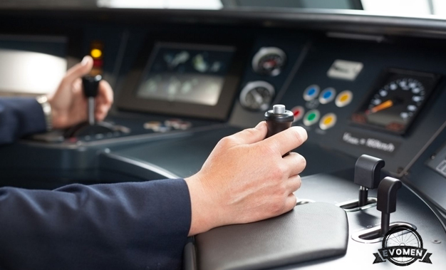 为什么球鞋擦地会有摩擦声,球鞋摩擦地面吱吱响