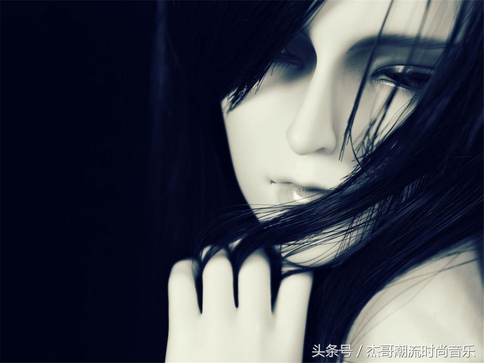 半夜,当你梳头的时候会看到你看不到的东西