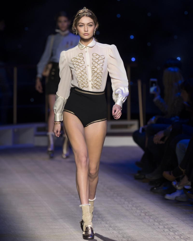 超模gigihadid西装穿搭,gigihadid变色龙式的超模