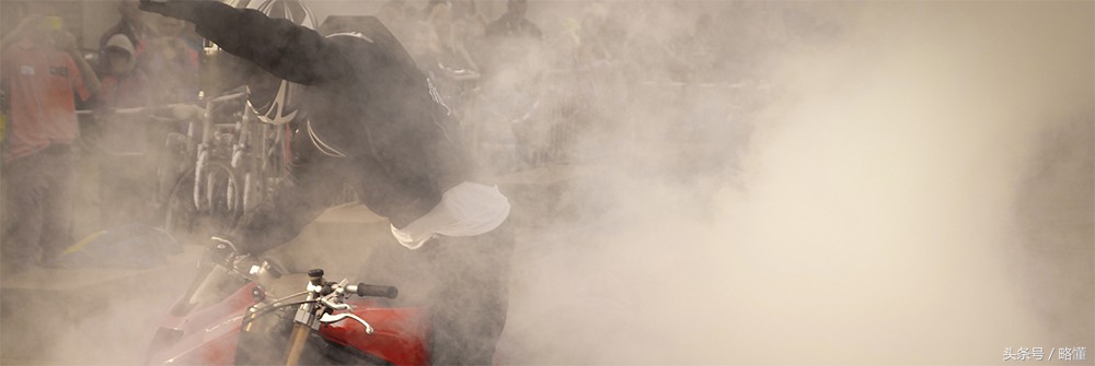 空气中的灰尘会吸进肺里吗,灰尘吸进肺里能够自己清洁吗