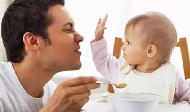 1岁半宝宝恋奶,一岁左右的孩子特别恋奶怎么办