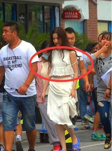 刘亦菲穿衣造型接地气,刘亦菲恋爱通告素颜照