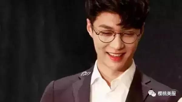 张艺兴涂口红好看吗,张艺兴口红完整视频