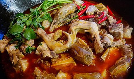 东北铁锅炖大鹅有没有粉条,南方人第一次来东北铁锅炖大鹅