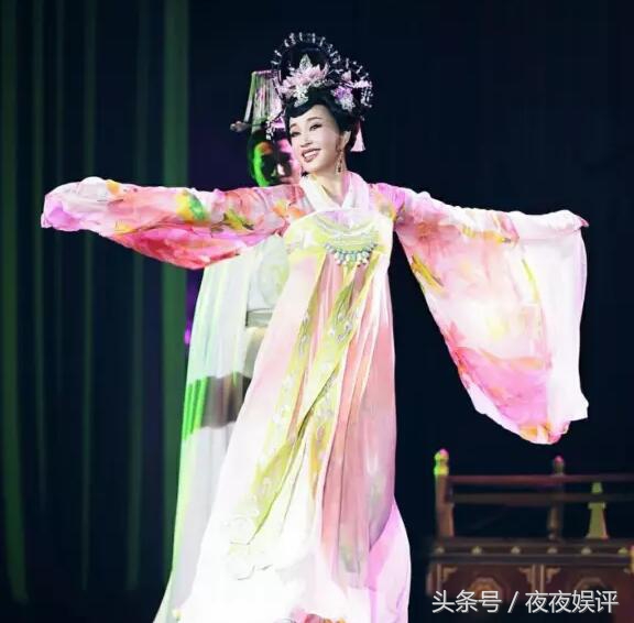 83年春晚报幕刘晓庆,刘晓庆唱哭全场视频