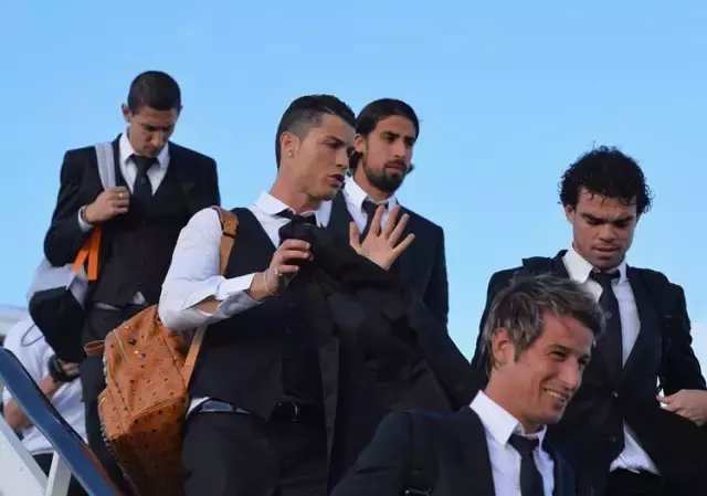 踢足球是真的帅,足球运动员帅气西装照