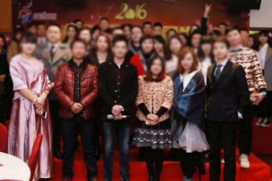 年会穿搭指南,让你惊艳又有品位!