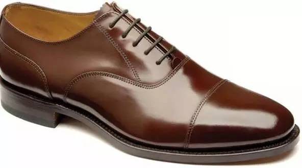 年会穿搭指南,让你惊艳又有品位!