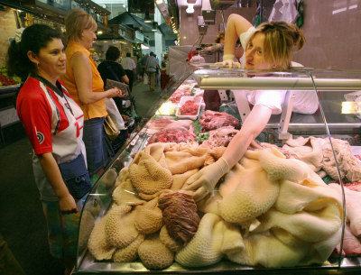 西班牙人爱吃啥,西班牙人吃生猪肉