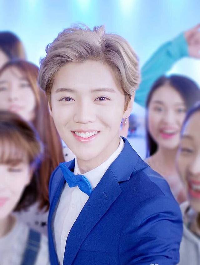 泥萌认识鹿晗吗？就“亲”他，看看，这才是最真实的鹿晗