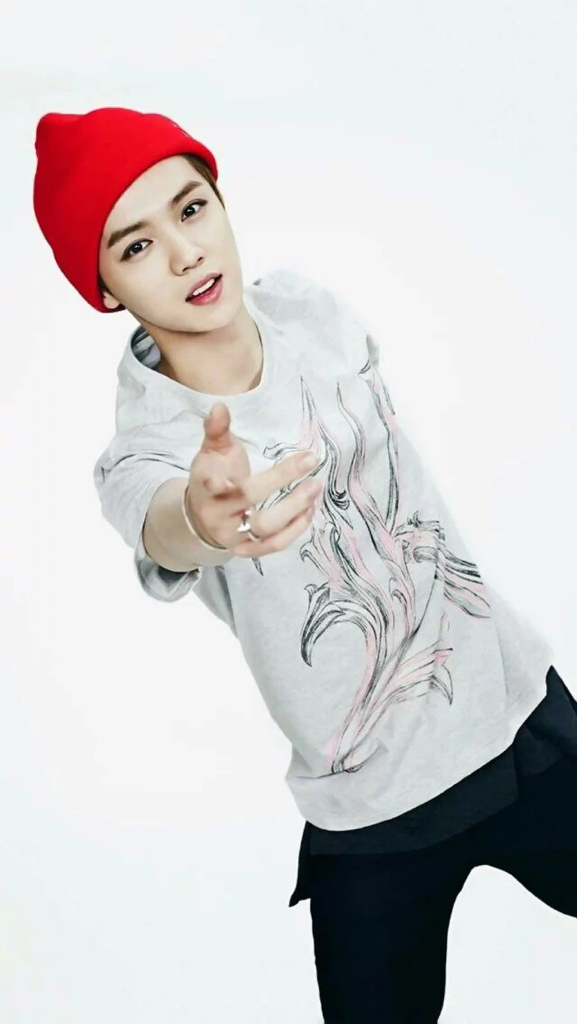 泥萌认识鹿晗吗？就“亲”他，看看，这才是最真实的鹿晗