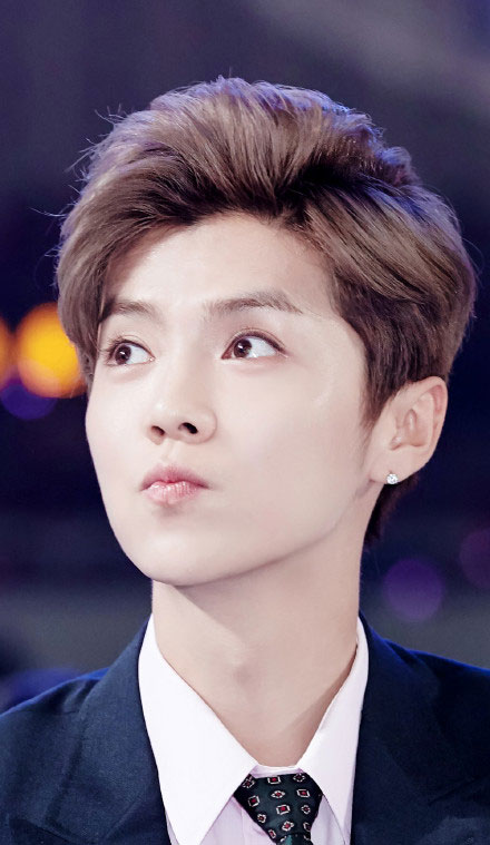 泥萌认识鹿晗吗？就“亲”他，看看，这才是最真实的鹿晗