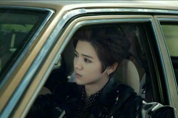 泥萌认识鹿晗吗？就“亲”他，看看，这才是最真实的鹿晗