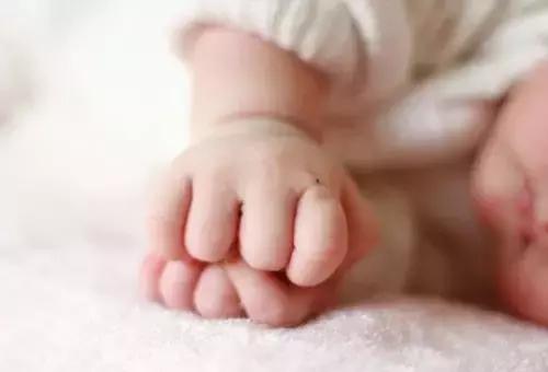 宝宝手指起皮什么原因,宝宝手指起皮是缺什么维生素