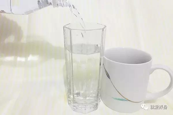 嘴唇上火长泡痒涂抹红霉素管用吗,发热嘴唇上起泡又痒又痛怎么办