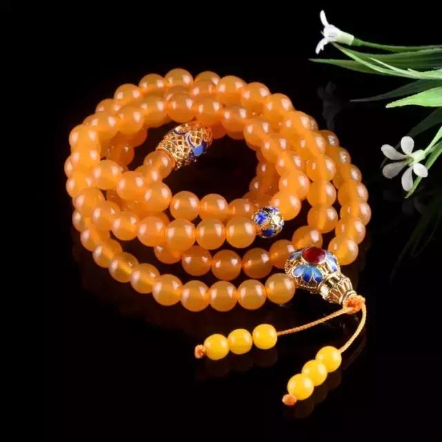 把玩在手心上的国色,黄龙玉的玩赏。爱不释手的玉兰!