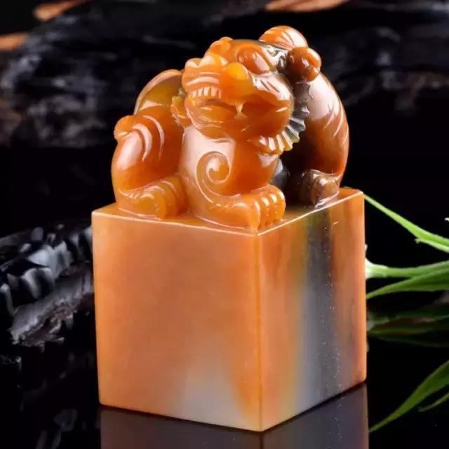 把玩在手心上的国色,黄龙玉的玩赏。爱不释手的玉兰!