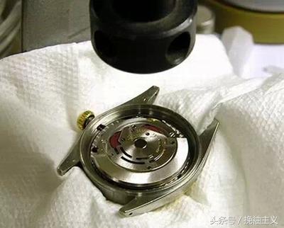 手表不小心进水怎么处理,调手表的地方会进水怎么处理