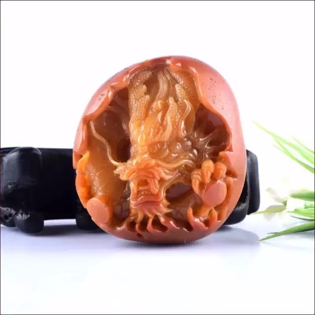 把玩在手心上的国色,黄龙玉的玩赏。爱不释手的玉兰!