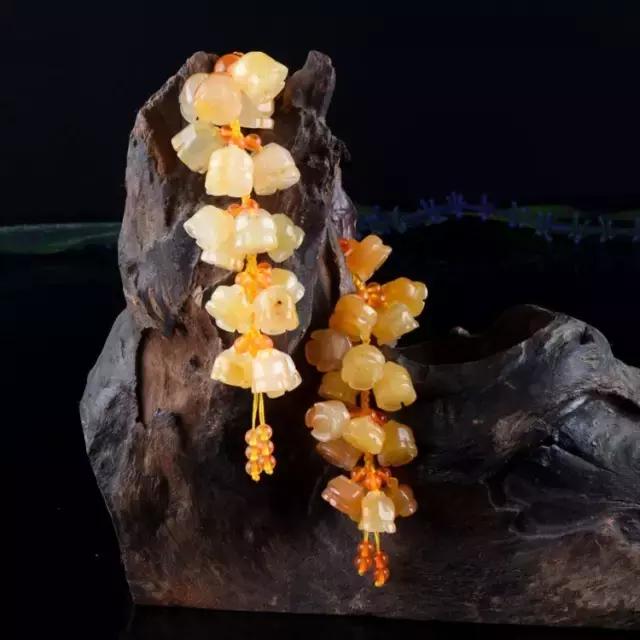 把玩在手心上的国色,黄龙玉的玩赏。爱不释手的玉兰!