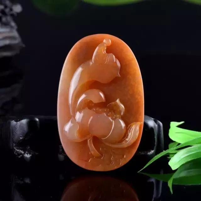 把玩在手心上的国色,黄龙玉的玩赏。爱不释手的玉兰!