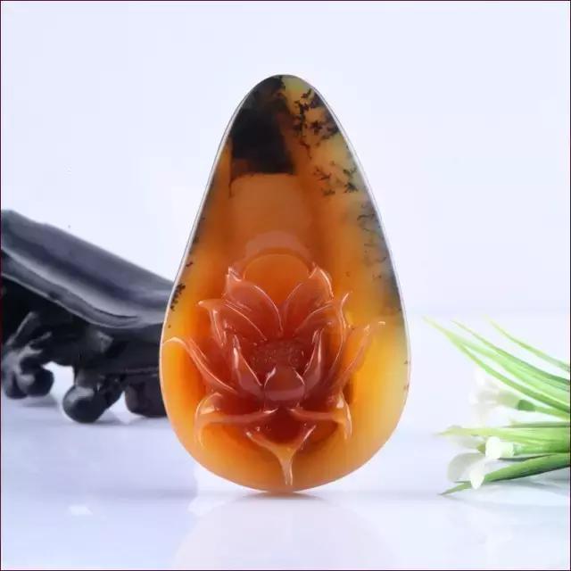 把玩在手心上的国色,黄龙玉的玩赏。爱不释手的玉兰!