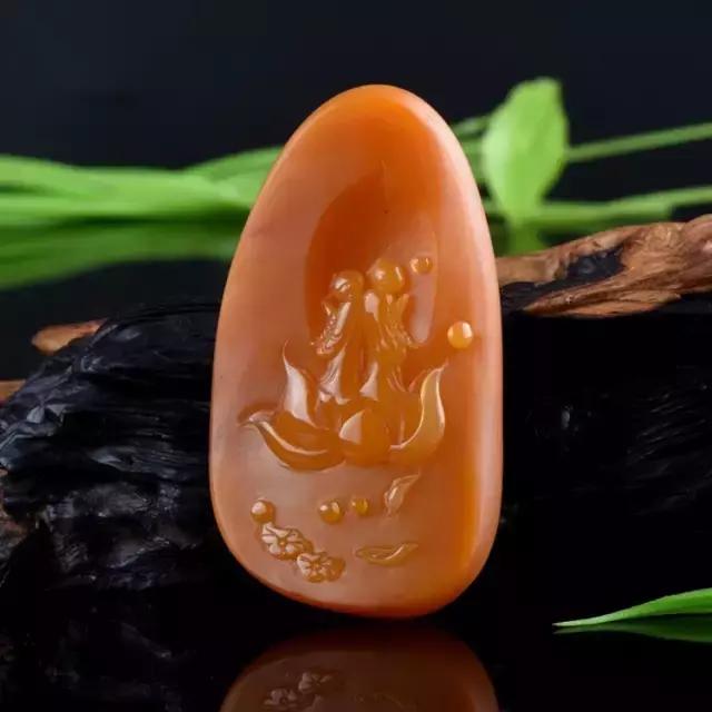 把玩在手心上的国色,黄龙玉的玩赏。爱不释手的玉兰!