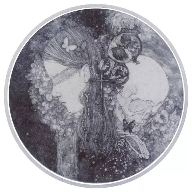 我曾在漫展上见过他们，身旁有一只精致的娃娃陪伴