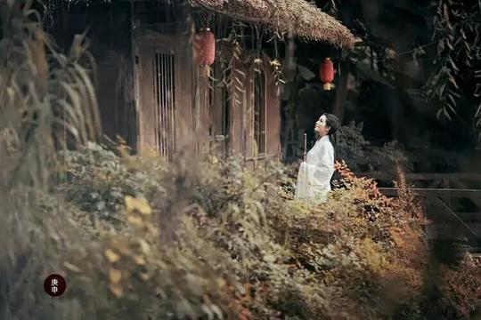 空山不见人,空山静陶笛