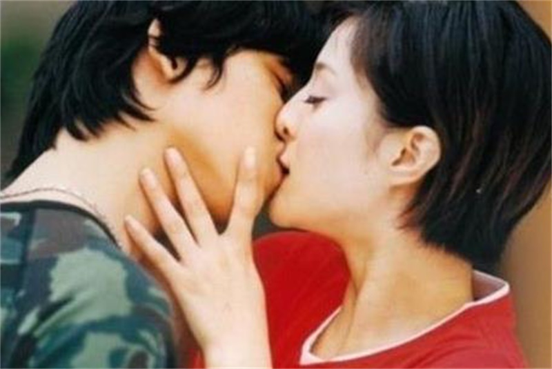 8大当红女星的“处女吻”,赵丽颖杨幂郑爽居然被他夺走初吻