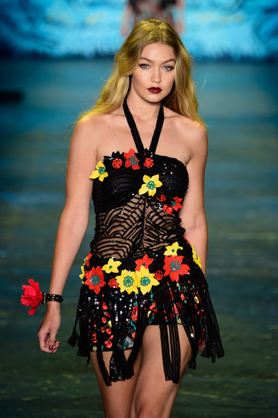 超模gigihadid西装穿搭,gigihadid变色龙式的超模