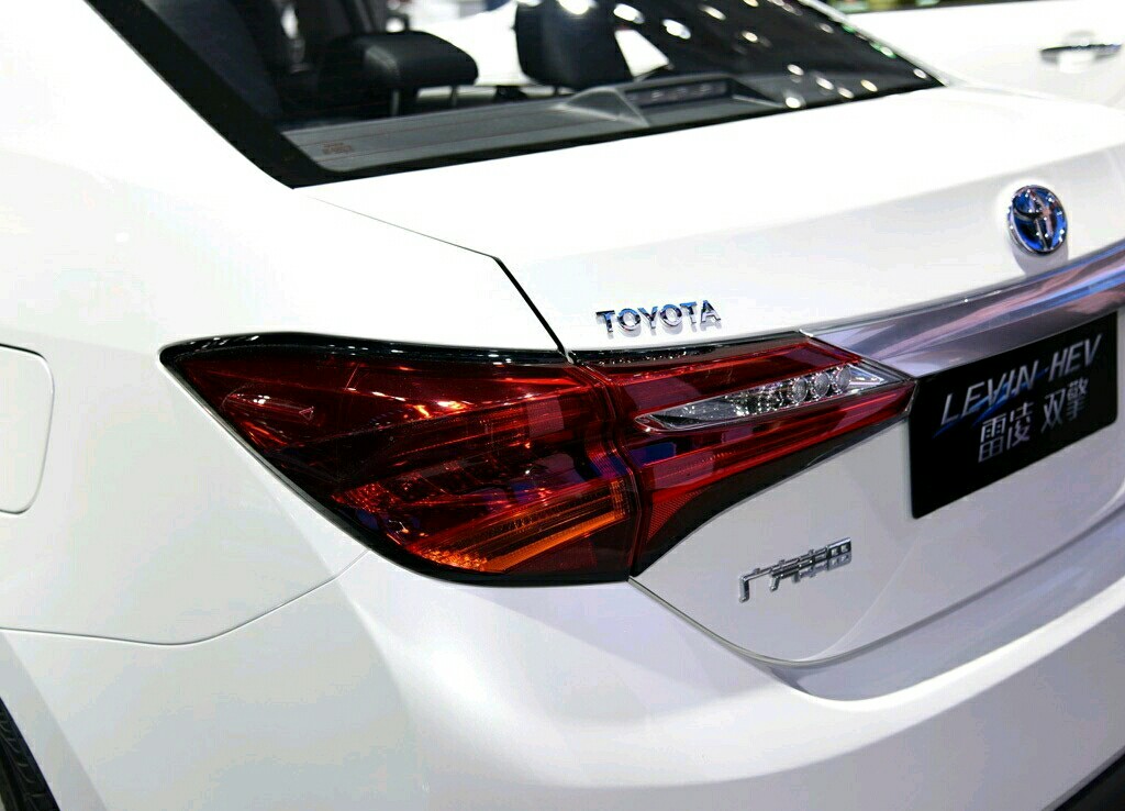 雷凌混动运动版和普通版哪个好看,2018年雷凌混动版好吗