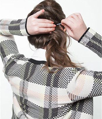 低盘发蓬松慵懒发型,长卷发怎么盘发简单好看