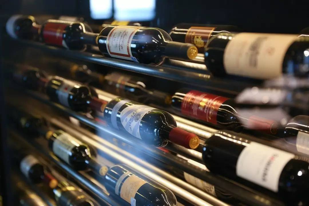 下关高颜值男服务员,招聘高颜值男服务员