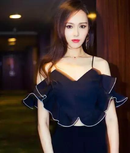 适合额头大发际线高的短发型,宽额头额头高怎么剪刘海