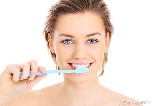 早上起床刷牙牙龈出血是什么原因,刷牙或吃东西牙龈出血是什么原因