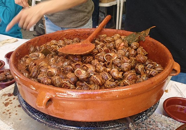 西班牙人爱吃啥,西班牙人吃生猪肉