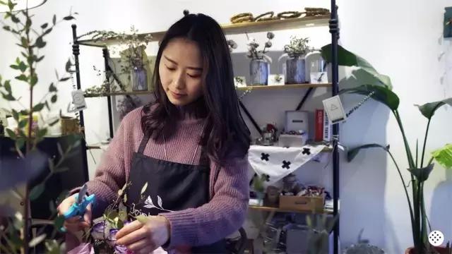 世界这么吵，90后的她却在花的世界里把文艺过成了生活！