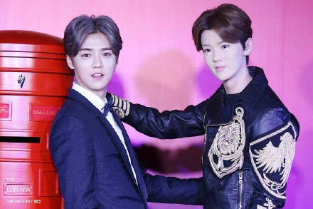 泥萌认识鹿晗吗？就“亲”他，看看，这才是最真实的鹿晗