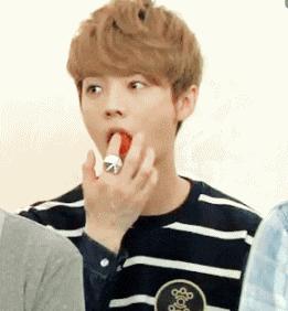 泥萌认识鹿晗吗？就“亲”他，看看，这才是最真实的鹿晗